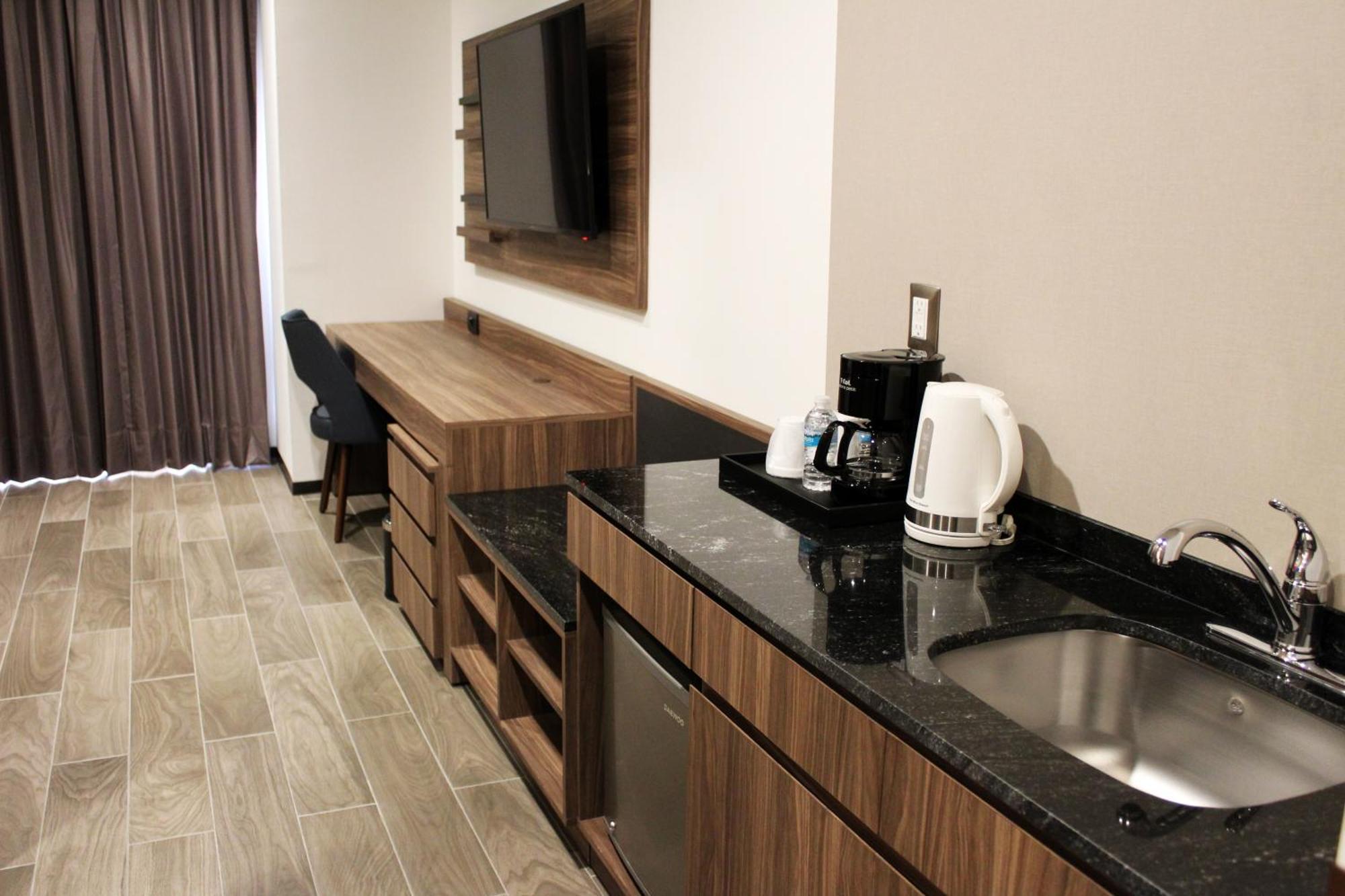 Fujitaya Queretaro Hotel Room photo A kitchenette in a hotel room